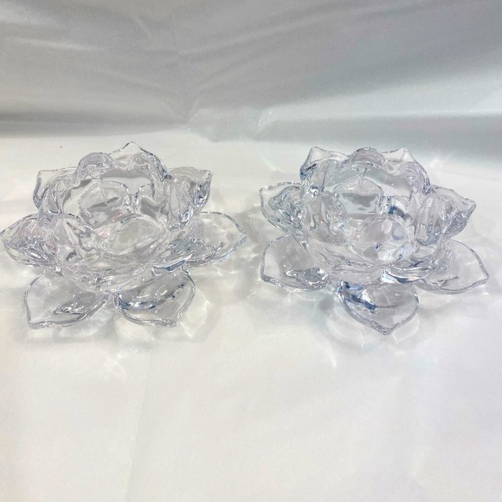 SET OF 2 BEAUTIFUL CUT GLASS CANDLESTICK HOLDERS IN THE SHAPE OF AN OPEN FLOWER